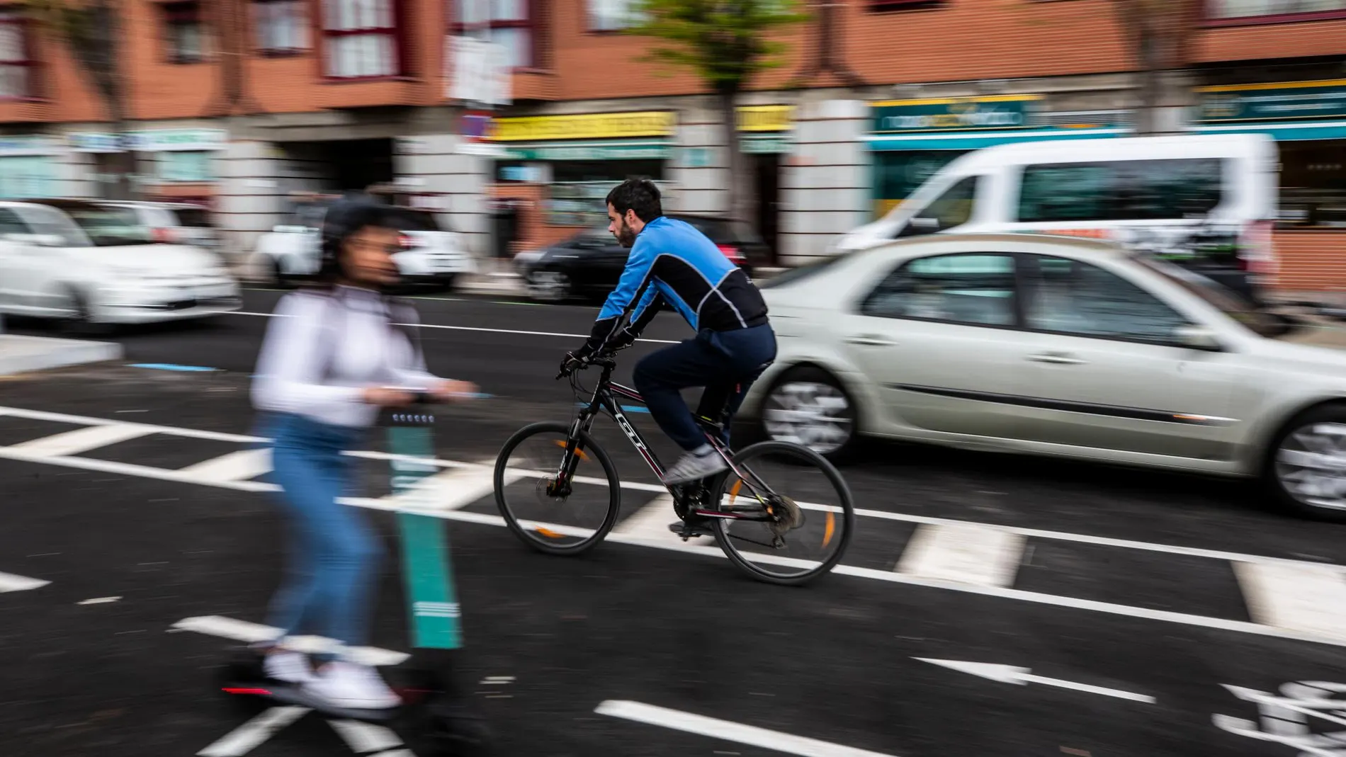 Patinetes y bicicletas conviven en las calles de la capital