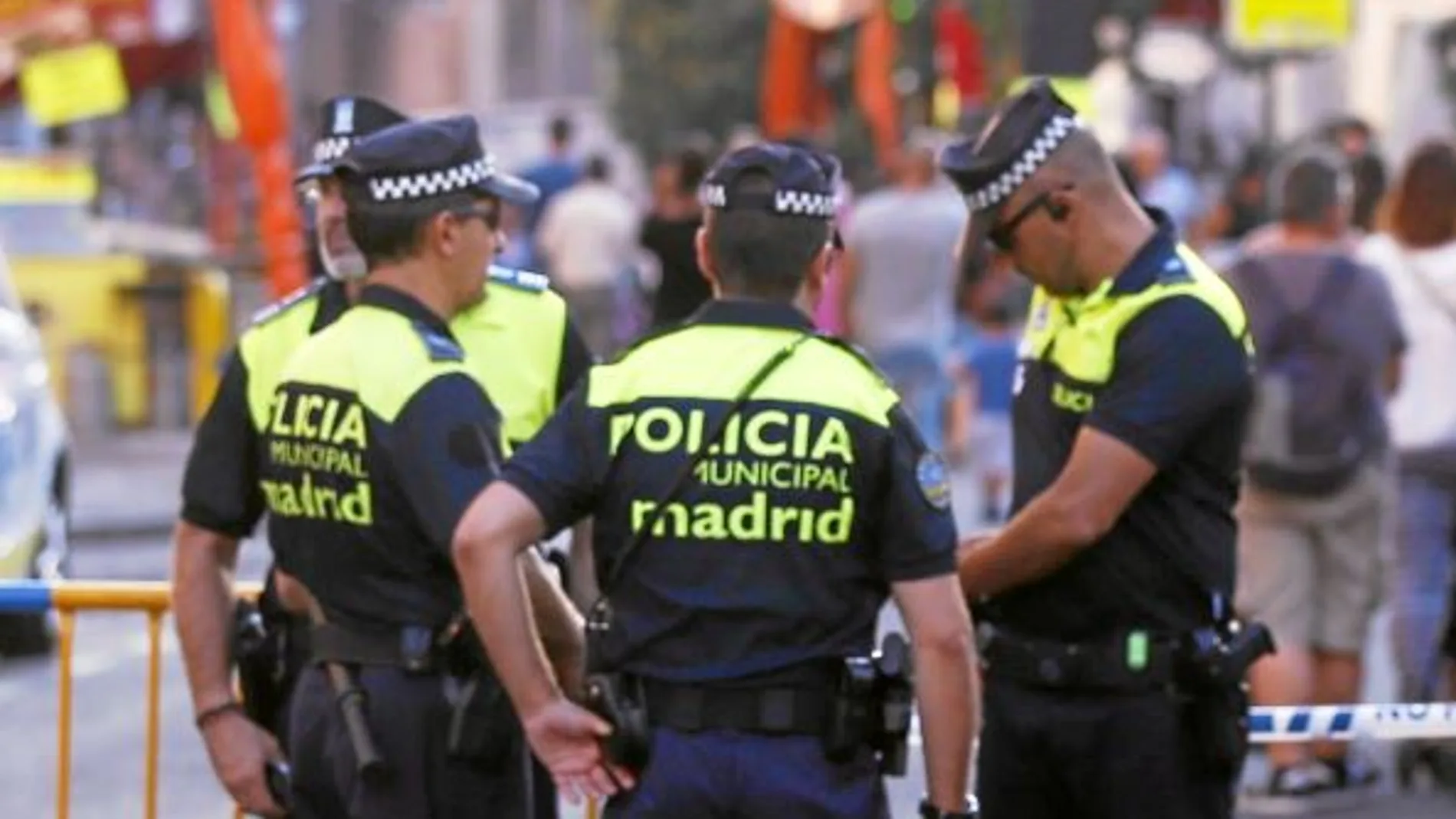 Agentes de la Policía Municipal ayer, durante las fiestas de La Paloma