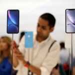 Un cliente prueba alguno de los últimos modelos de iPhone / AP