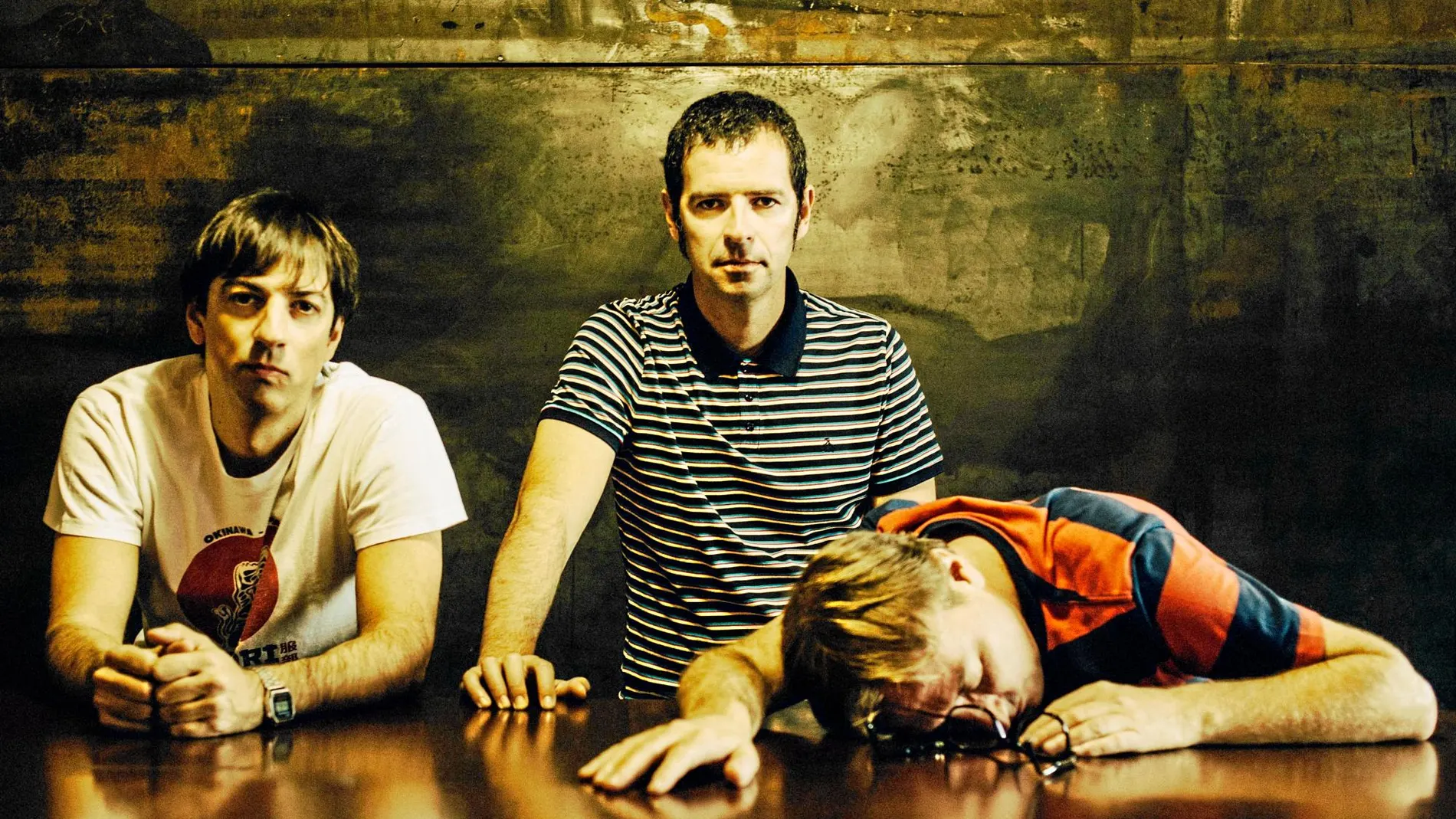 Airbag son Adolfo (voz, guitarra), Pepe (bajo, coros) y José Andrés (batería).
