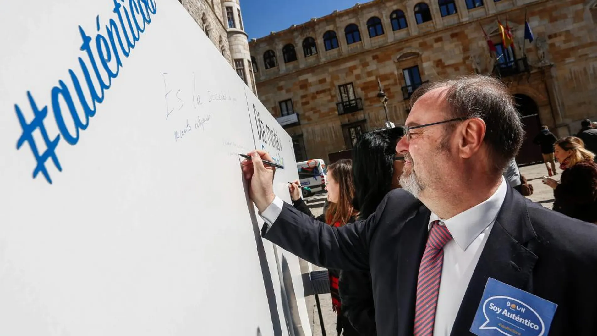 Fernando Rey firma en favor de la plena inclusión de las personas con Down, durante el acto institucional en León