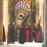 Nazarenos por el interior de la Mezquita-Catedral de Córdoba / Efe