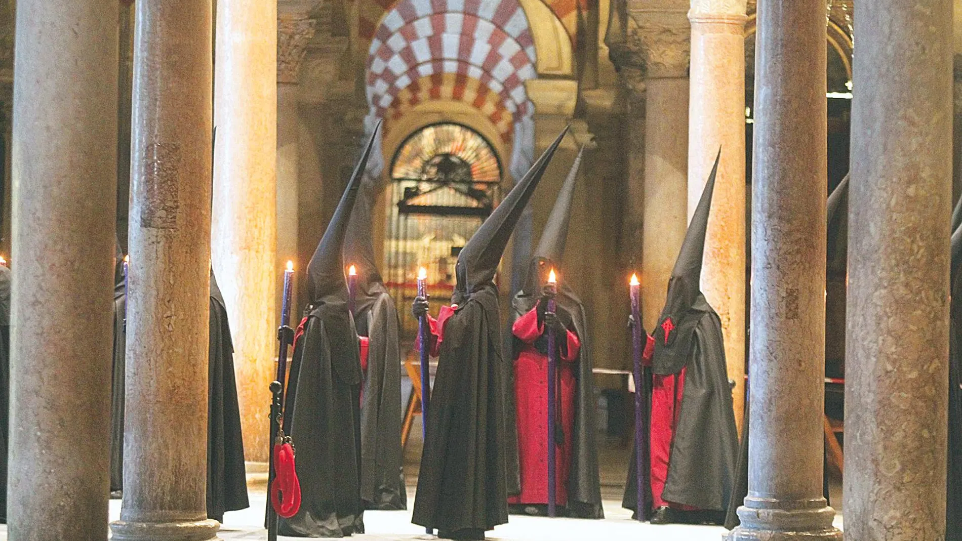 Nazarenos por el interior de la Mezquita-Catedral de Córdoba / Efe