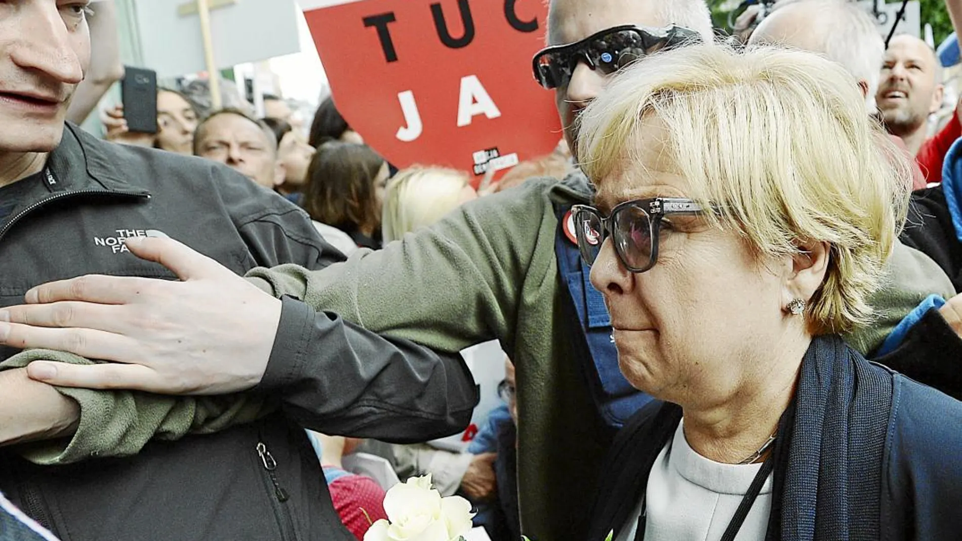 La presidenta del Tribunal Supremo, Malgorzata Gersdorf, arropada por cientos de manifestantes, acudió a su trabajo pese a que el Gobierno la «jubiló» ayer / Ap