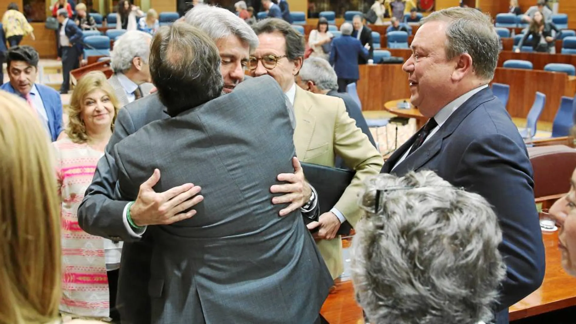 Garrido recibe la felicitación de miembros de su partido tras ser nombrado presidente de la Comunidad de Madrid/ Rubén Mondelo