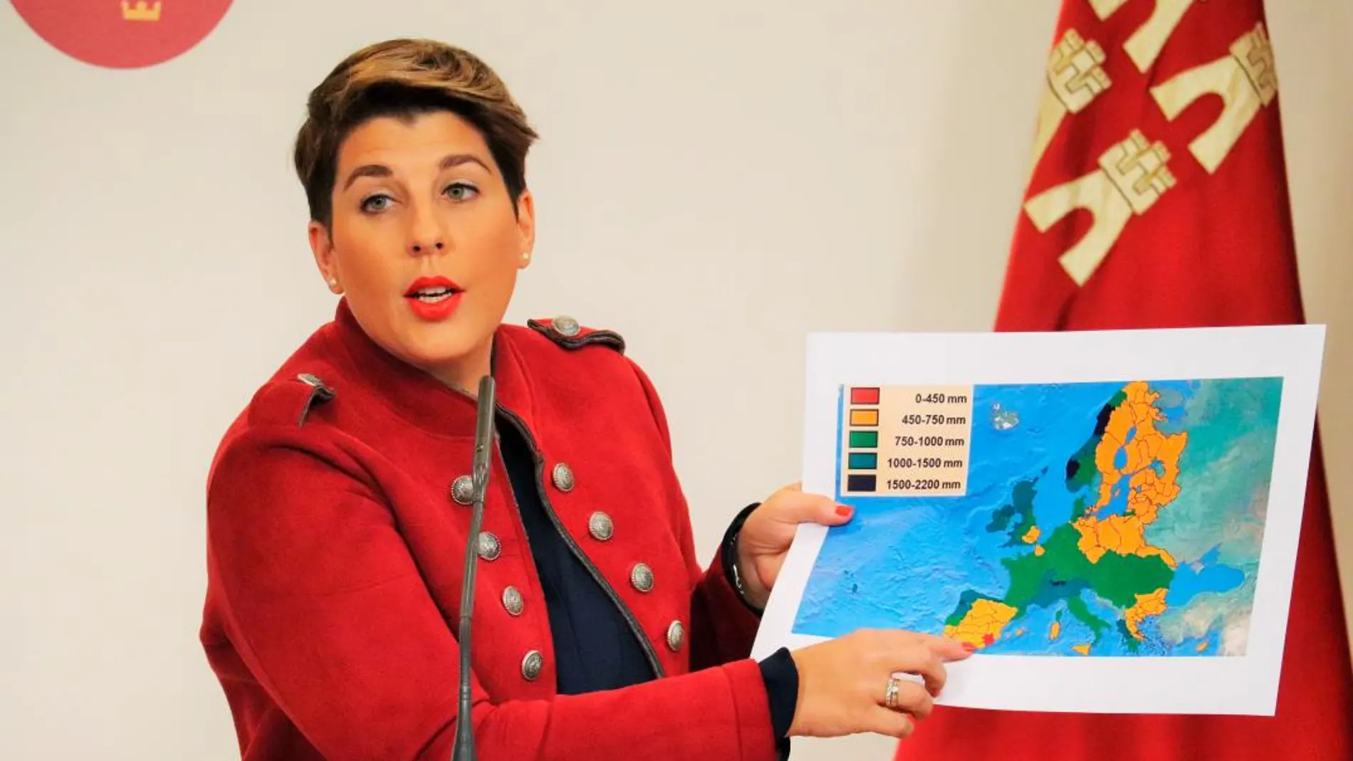 La portavoz del Gobierno regional, Noelia Arroyo, mostró ayer un mapa pluviométrico en el que se muestra que la cuenca del Segura es en la que menos llueve con respecto al resto de Europa