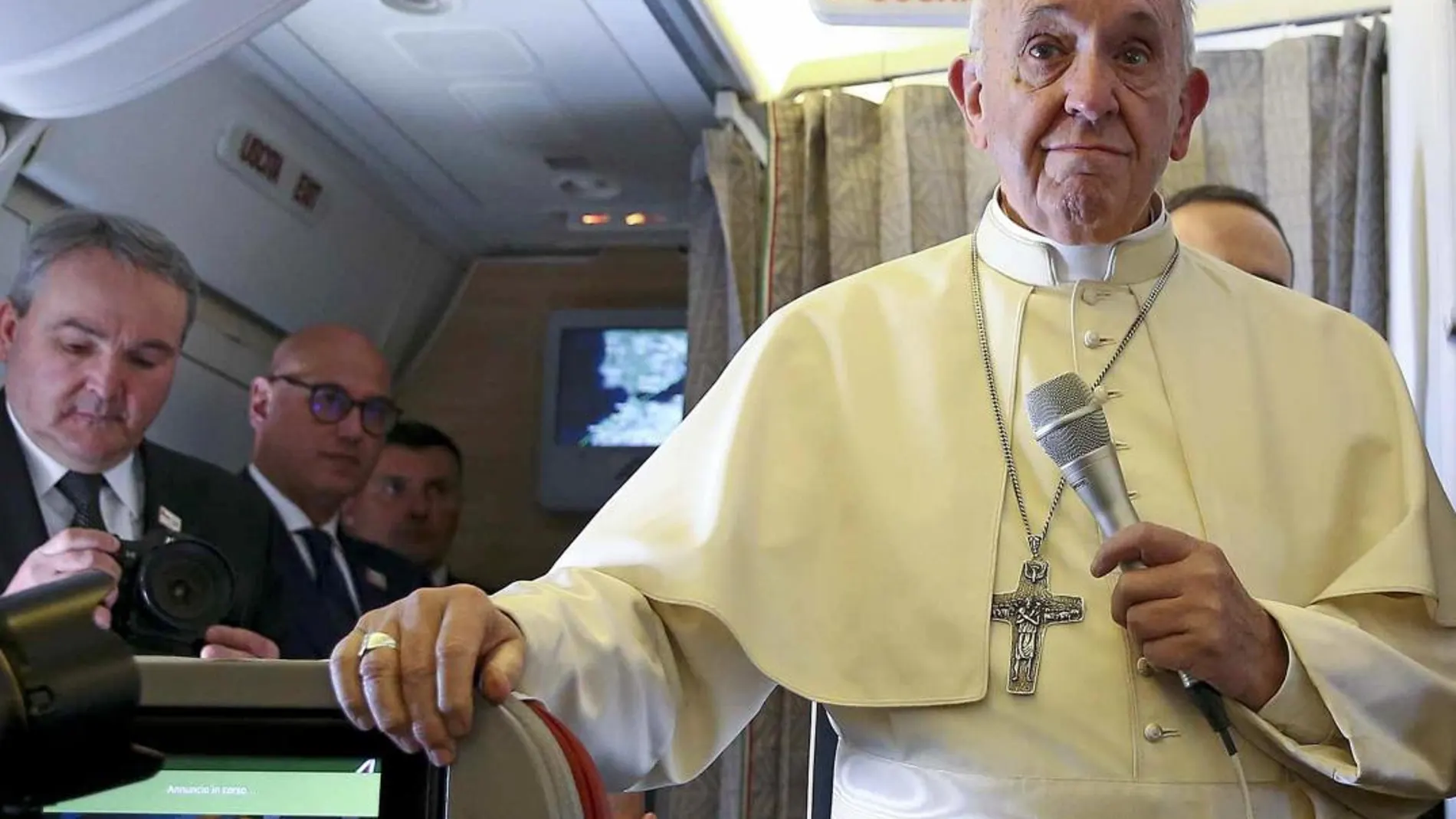 El Papa Francisco charla con periodistas a bordo del vuelo hacia Chile hoy