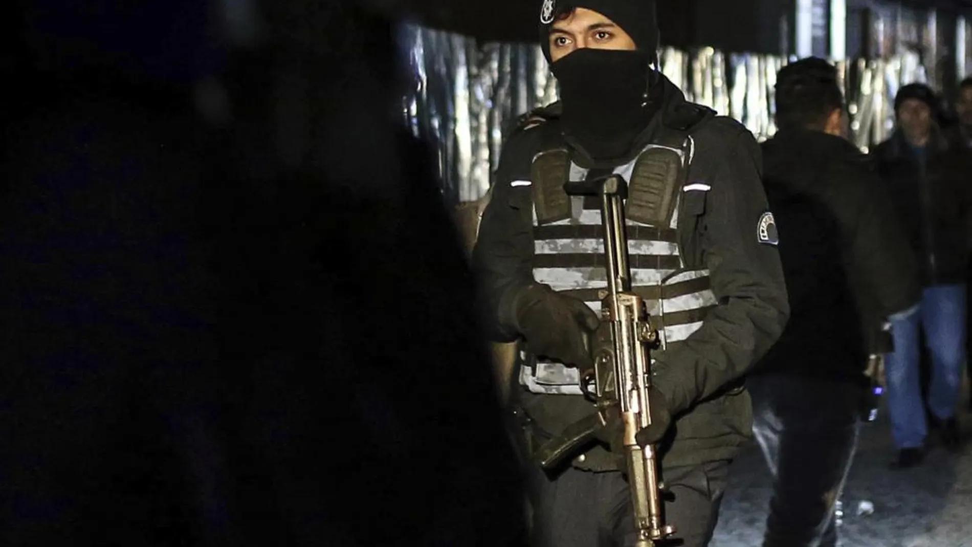 Un miembro de las fuerzas especiales turcas durante una operación para capturar al terrorista de Estambul
