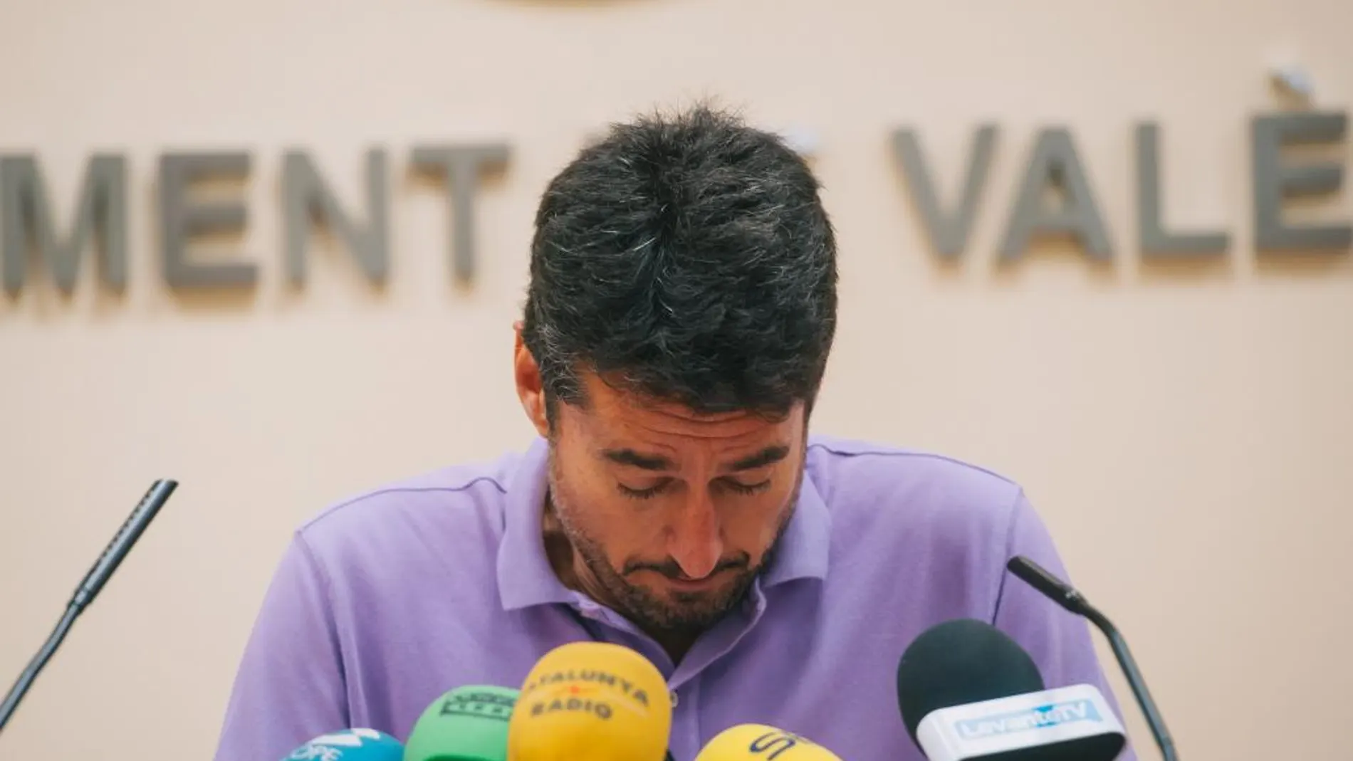 El ya ex portavoz de València en Comú, Jordi Peris, se emocionó durante su comparecencia ante los medios