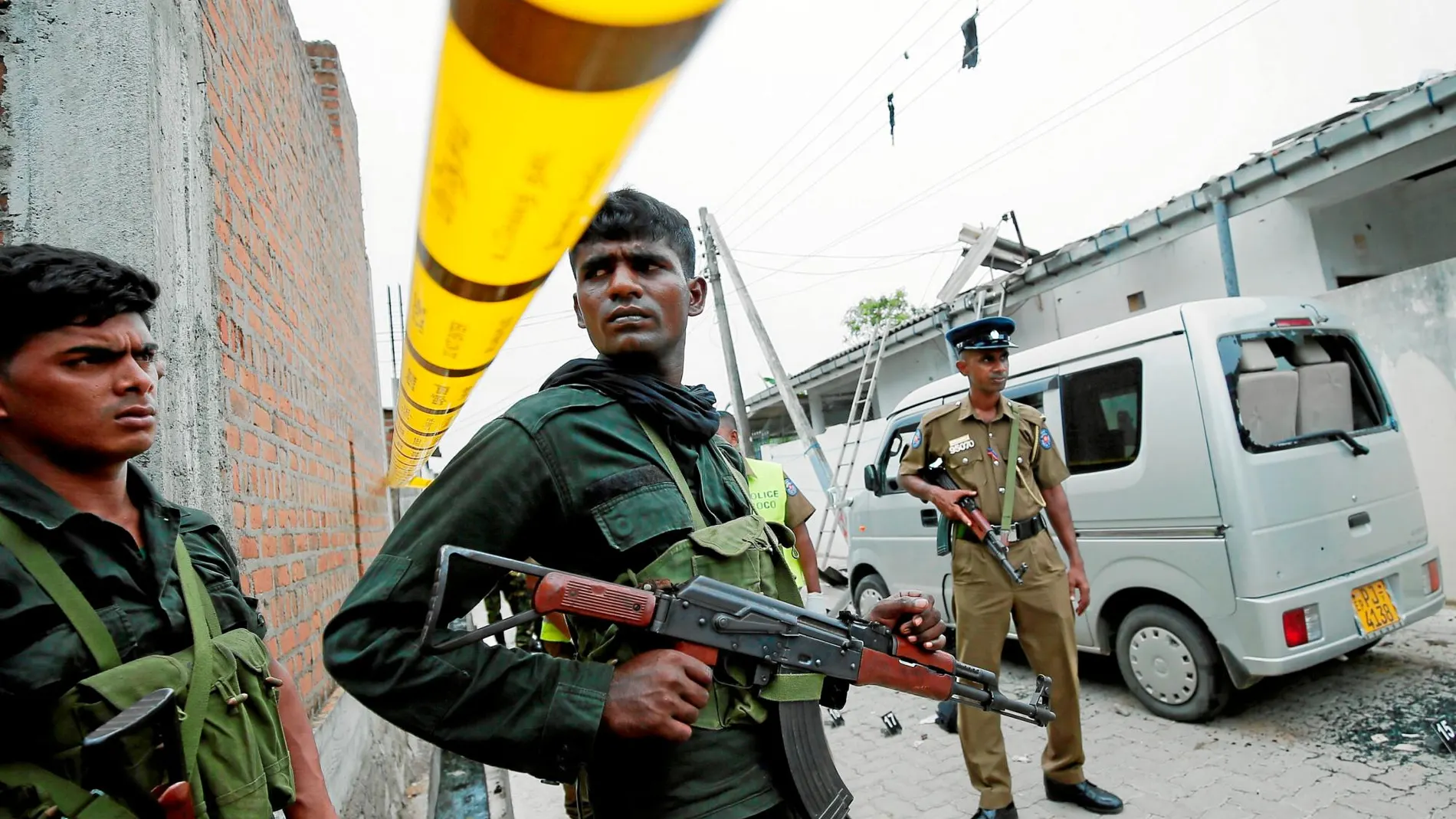 Agentes de seguridad montan guardia en el barrio de la ciudad de Kalmunai donde se produjo el enfrentamiento