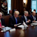 Donald Trump con parte de su gabinete durante una reunión