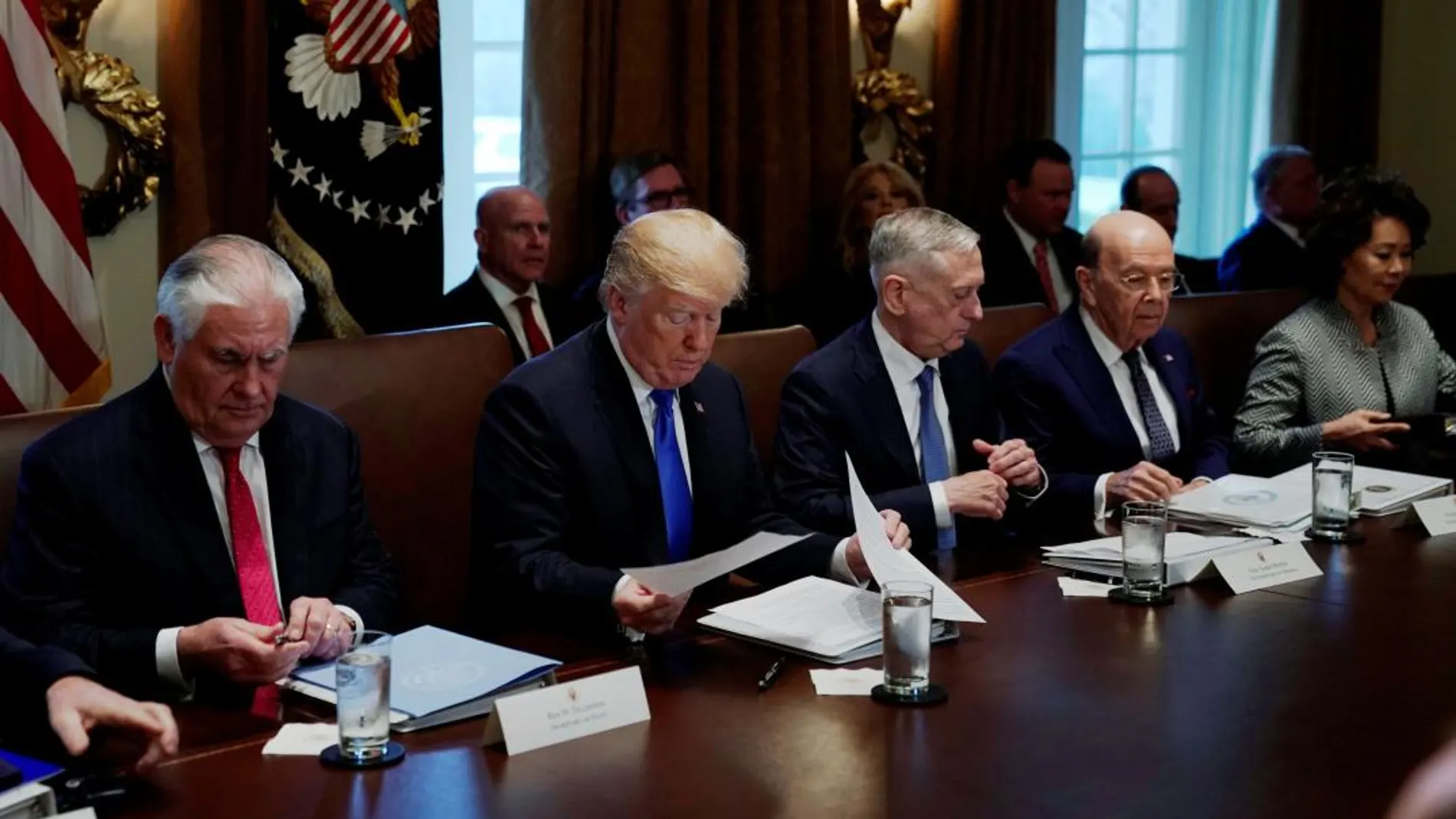 Donald Trump con parte de su gabinete durante una reunión
