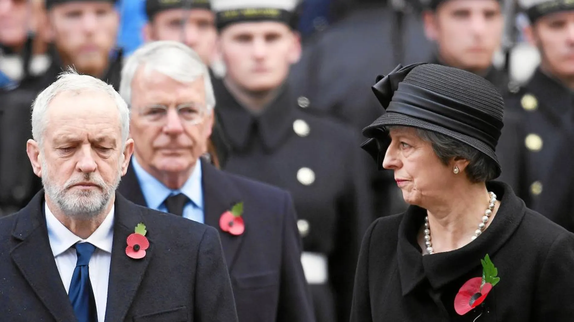 La «premier» Theresa May y el líder laborista, Jeremy Corbyn, en la ceremonia por el armisticio de la Gran Guerra