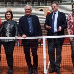 El presidente de la Generalitat, Ximo Puig (4º d), y el alcalde de València, Joan Ribó (5º i), durante su visita a las instalaciones habilitadas en la Plaza de Toros con motivo de la celebración la próxima semana de los cuartos de final de la Copa Davis entre España y Alemania.