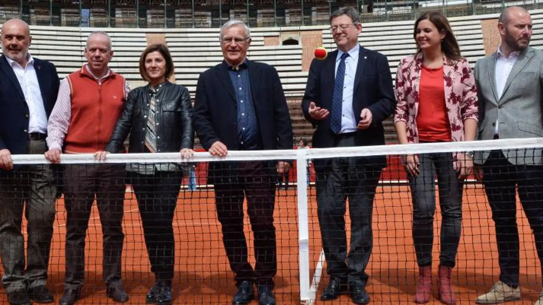 El presidente de la Generalitat, Ximo Puig (4º d), y el alcalde de València, Joan Ribó (5º i), durante su visita a las instalaciones habilitadas en la Plaza de Toros con motivo de la celebración la próxima semana de los cuartos de final de la Copa Davis entre España y Alemania.