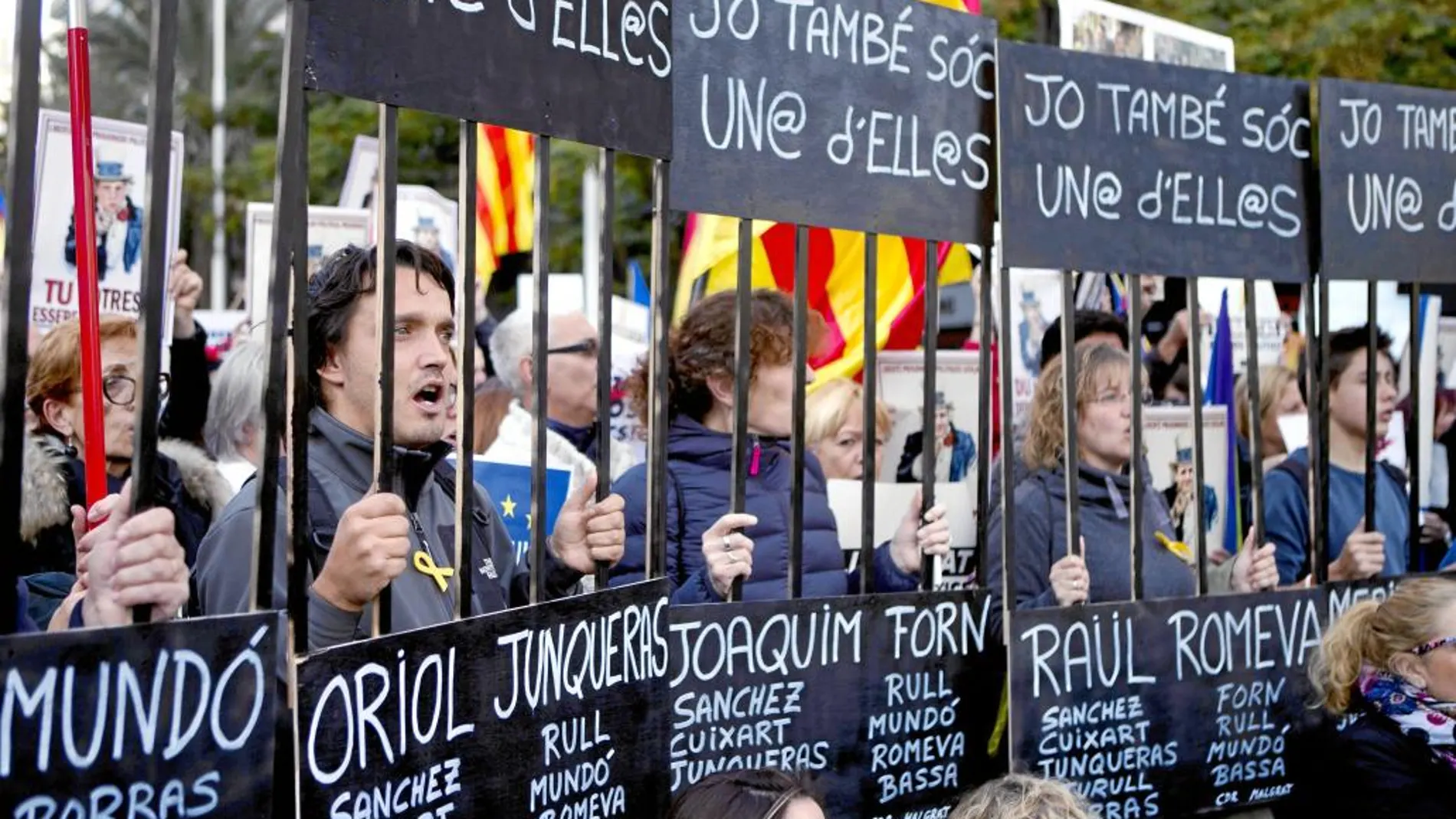 750.000 personasse concentraron ayer, según la Guardia Urbana, en Barcelona para pedir la liberación de los «jordis» y los consellers de la Generalitat cesados