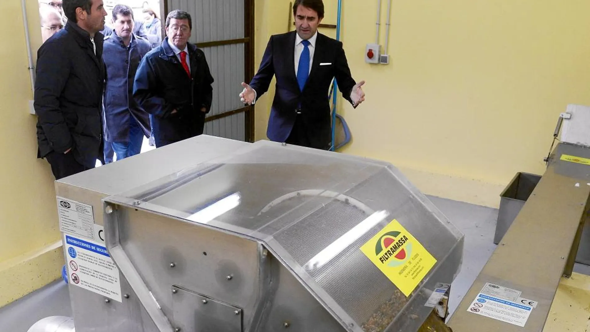 Suárez-Quiñones visita la depuradora de Pancorbo en compañía del alcalde Carlos Ortiz y de César Rico