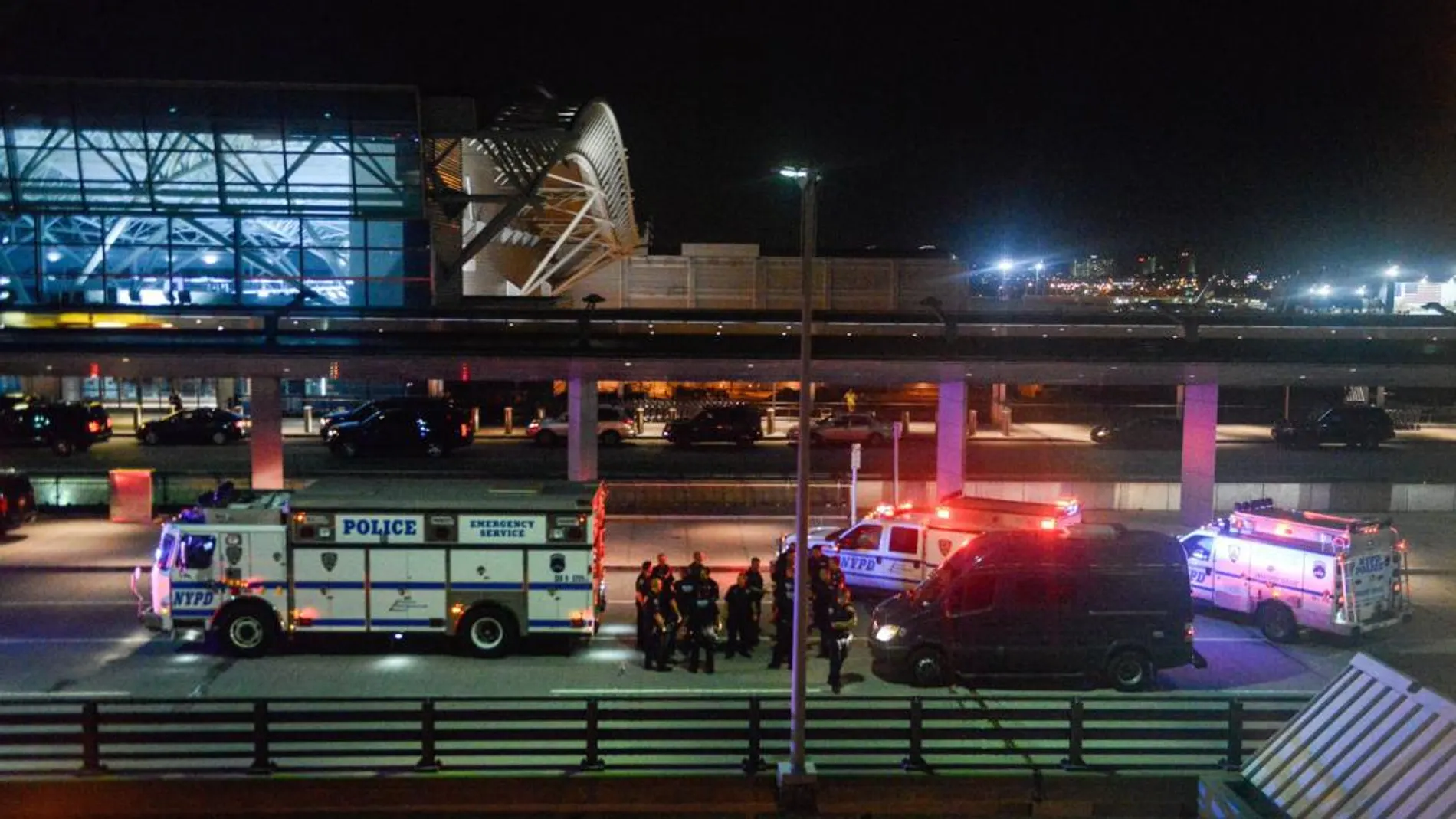 Policía de Nueva York en la Terminal 8 de JFK