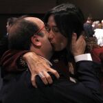 El primer secretario del PSC, Miquel Iceta, abraza a su contrincante en las pasadas elecciones primarias, Nuria Parlón