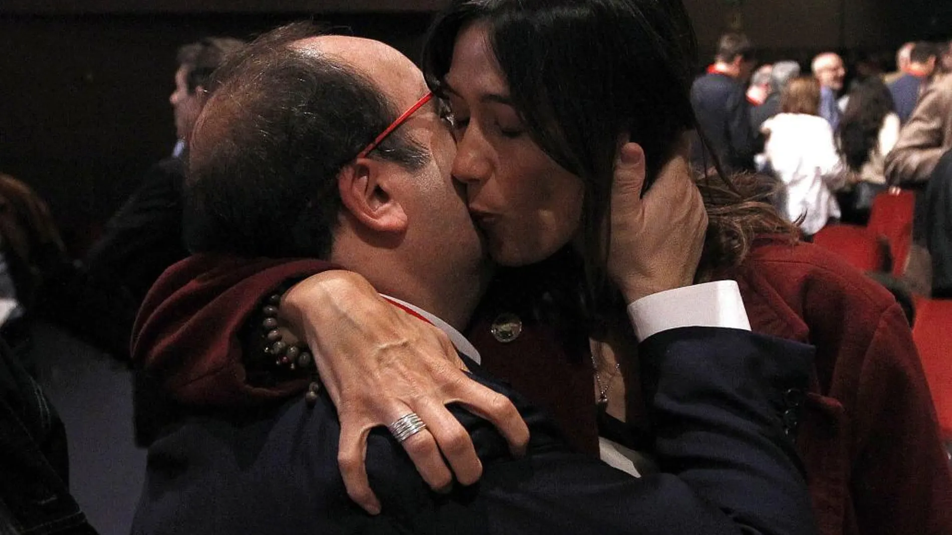 El primer secretario del PSC, Miquel Iceta, abraza a su contrincante en las pasadas elecciones primarias, Nuria Parlón