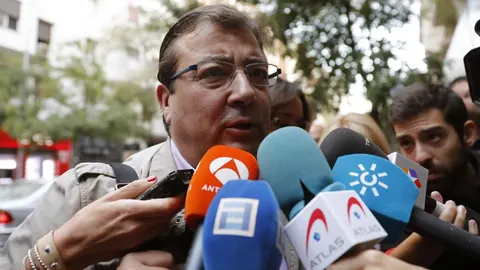El presidente de Extremadura, Guillermo Fernández Vara, atiende a los medios a su llegada a la sede del PSOE
