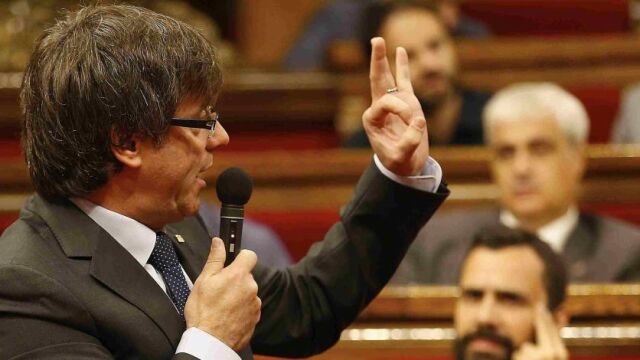 El presidente de la Generalitat, Carles Puigdemont, hoy durante la sesión de control en el Parlament de Cataluña.