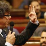 El presidente de la Generalitat, Carles Puigdemont, hoy durante la sesión de control en el Parlament de Cataluña.