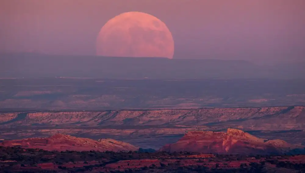 Impresionante visisón de la superluna en Utah, EE.UU.