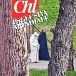 Imagen de la revista italiana en la que­ se ve al Papa Emérito con su secretario, el padre Georg