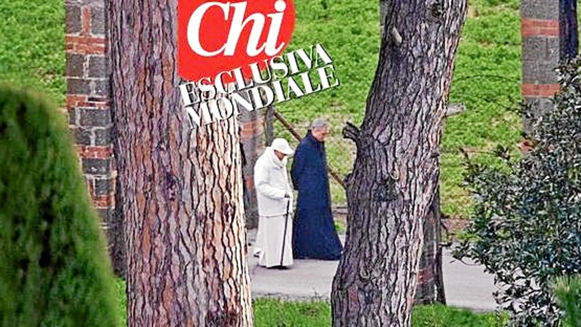 Imagen de la revista italiana en la que­ se ve al Papa Emérito con su secretario, el padre Georg