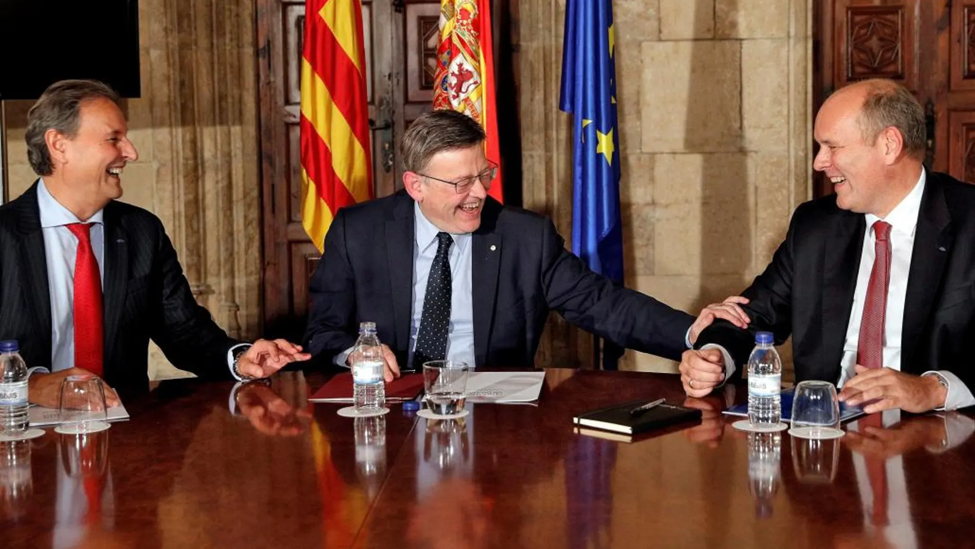 El presidente de la Generalitat, Ximo Puig, con Dirk Heller (dcha) y Jesús Alonso