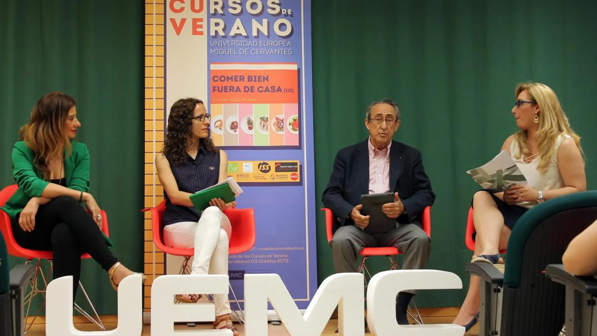 La presidenta de la Asociación de Empresarios de Hostelería de Valladolid, María José Hernández; la Vicerrectora de Estudiantes, Desarrollo del Talento y Compromiso Social, Silvia Sedano Campo; el presidente de la Academia de Gastronomía y Alimentación de Castilla y León y de la DO Cigales, Julio Valles; y la Directora del Curso, Mª Cruz Rey de las Moras