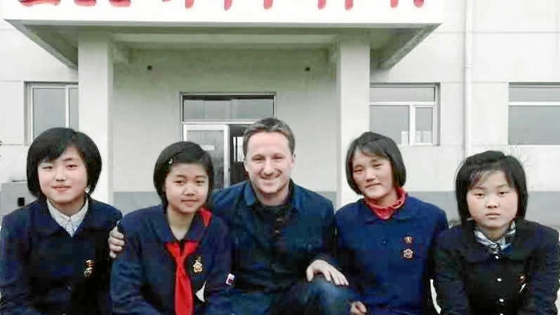 El empresario canadiense detenido ayer, Michael Spavor, posa junto a alumnas en la Zona Económica Especial de Corea del Norte