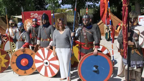La presidenta de la Diputación, Ángeles Armisén, junto a soldados romanos, preside el acto central del 50 aniversario de la Villa Romana La Olmeda
