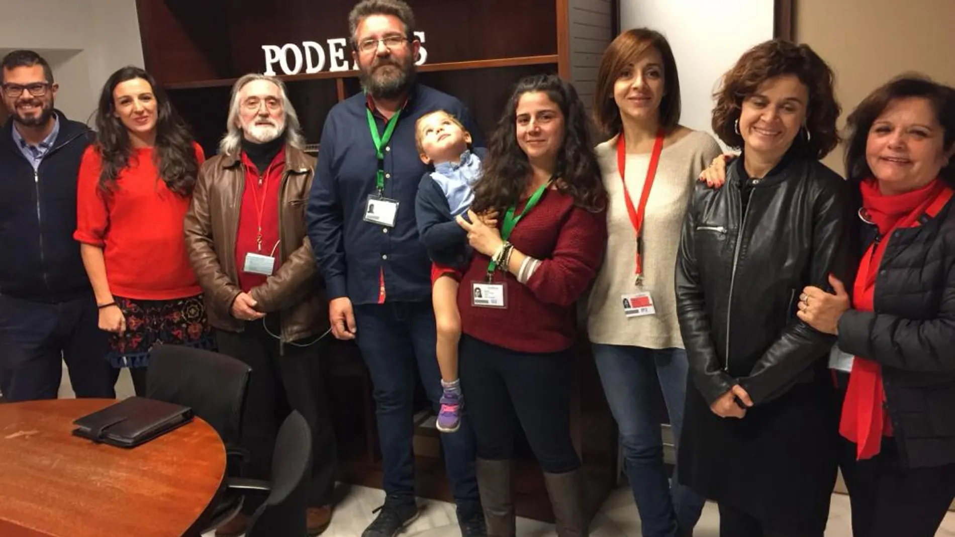 Representantes de Podemos y de la Plataforma de Atención Temprana, junto a Abel y sus padres en las dependencias del Parlamento