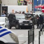 Miembros de las fuerzas especiales de seguridad belgas permanecen en el lugar donde se produjo la detención