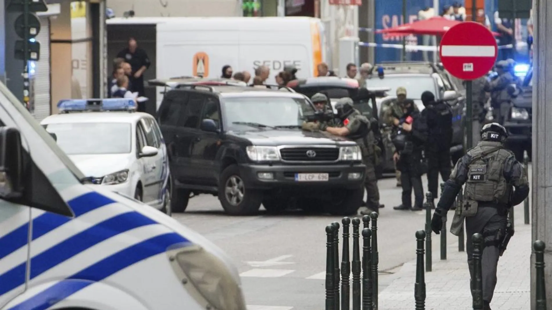 Miembros de las fuerzas especiales de seguridad belgas permanecen en el lugar donde se produjo la detención