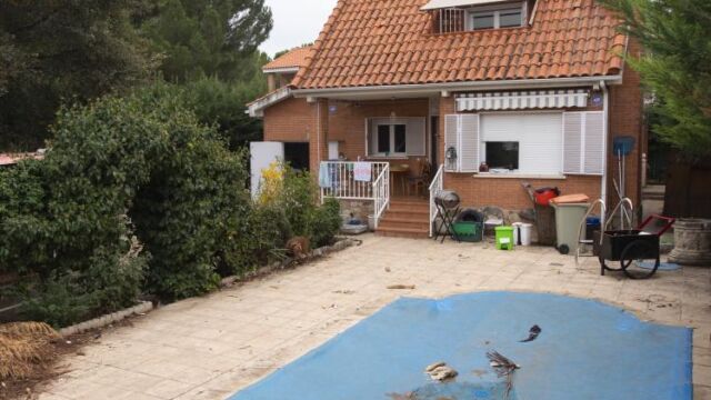 La maldición de la parcela 594. El chalet en el que Patrick Nogueira asesinó a cuatro familiares tiene 500 metros cuadrados de parcela, 147 construidos en dos plantas, piscina y garage. Antes el crimen de 2016 se alquilaba por 700 euros