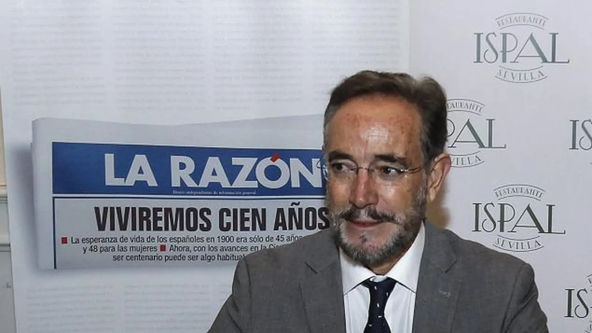 Felipe López: «Con la crisis no se iban a cerrar quirófanos, había que parar la obra pública»