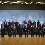 Participantes posan para una foto de familia durante la Cumbre del Clima (COP23) celebrada en Bonn (Alemania), el 15 de noviembre
