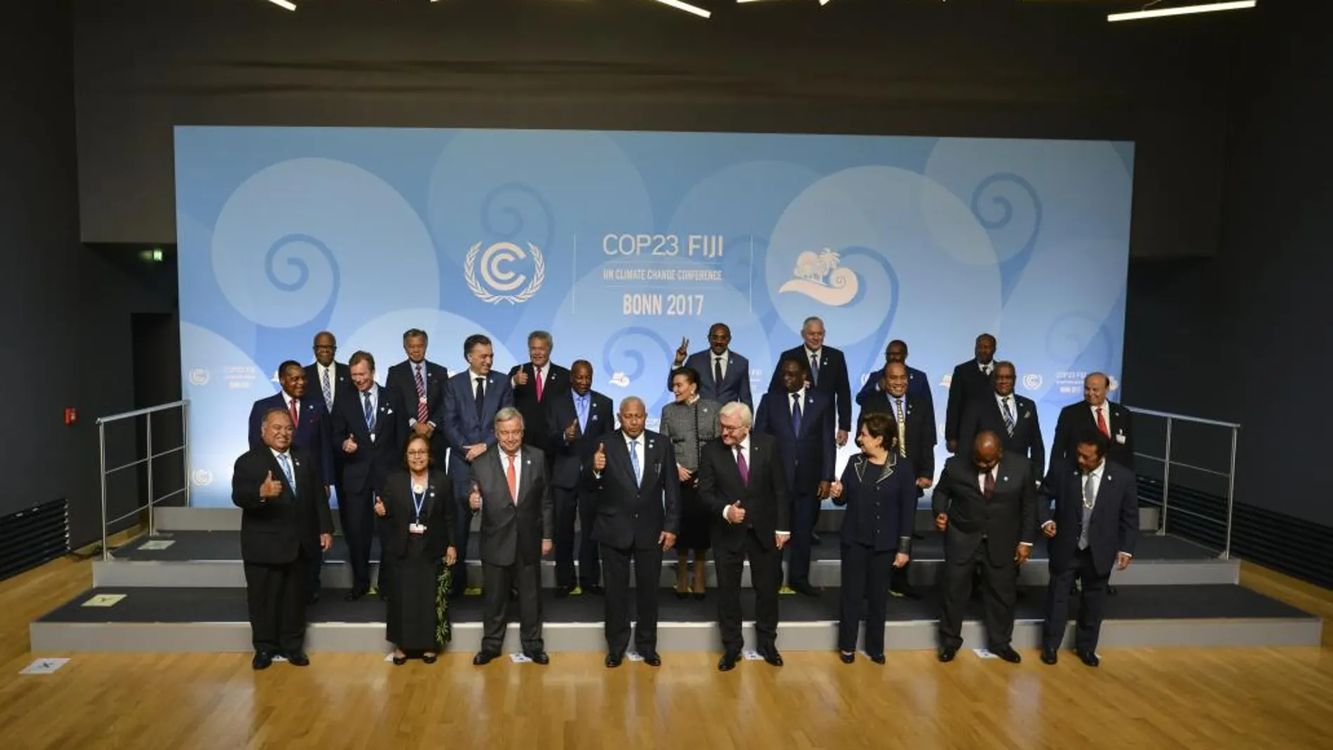 Participantes posan para una foto de familia durante la Cumbre del Clima (COP23) celebrada en Bonn (Alemania), el 15 de noviembre