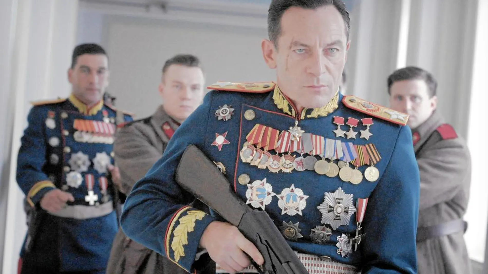 Jason Isaacs interpreta al mariscal de campo Zhukov, jefe del Ejército soviético