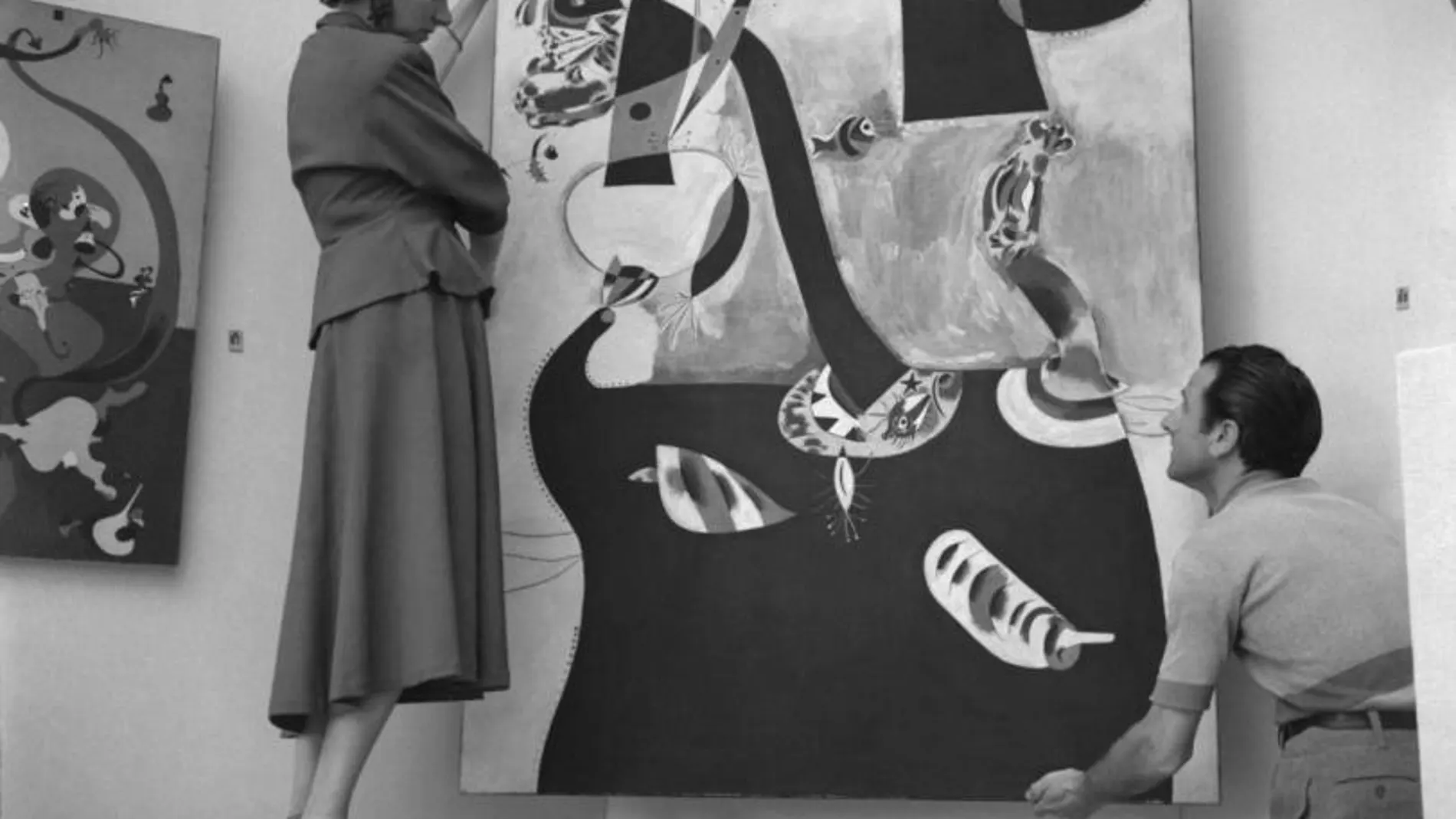 Peggy Guggemheim durante el montaje de una obra de Miró.
