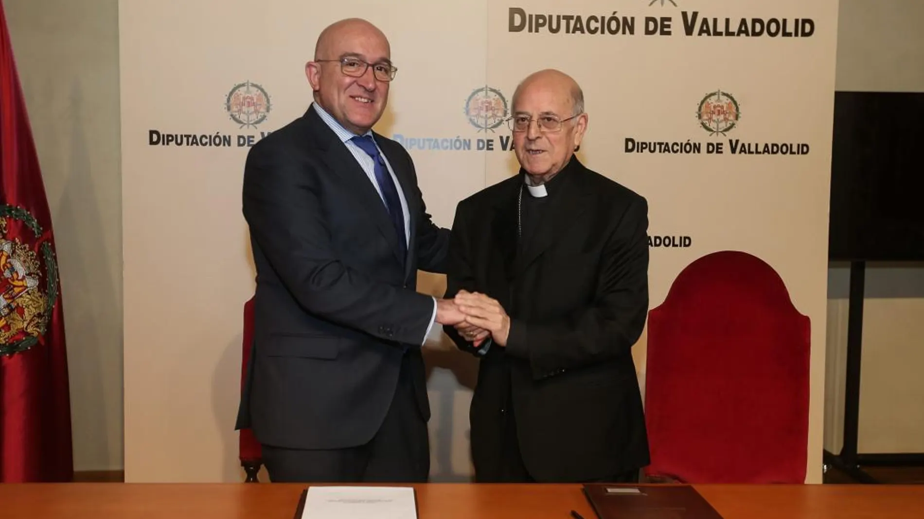 Jesús Julio Carnero y Ricardo Blázquez firman el acuerdo