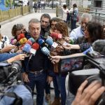 El lehendakari y candidato a la reelección, Íñigo Urkullu, atiende a los medios tras ejercer su derecho al voto