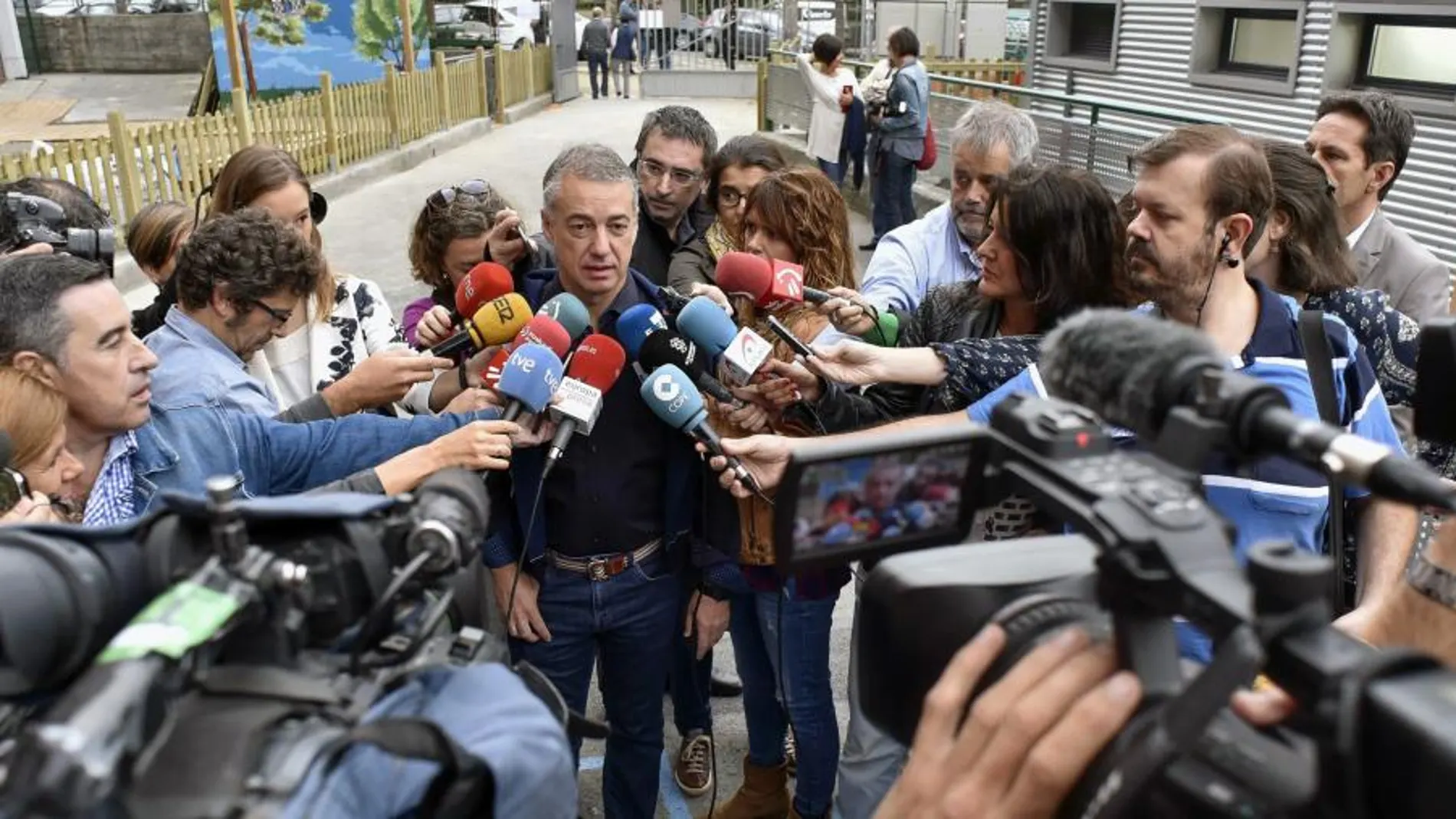 El lehendakari y candidato a la reelección, Íñigo Urkullu, atiende a los medios tras ejercer su derecho al voto