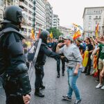 Arriba, la procesión cívica del 9 d’Octubre. Abajo, un momento de la tensión de la manifestación nacionalista