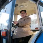 El líder norcoreano condujo personalmente uno de los nuevos camiones de cinco toneladas producidos en la planta situada en Tokchon (unos 90 kilómetros al noreste de Pyongyang)