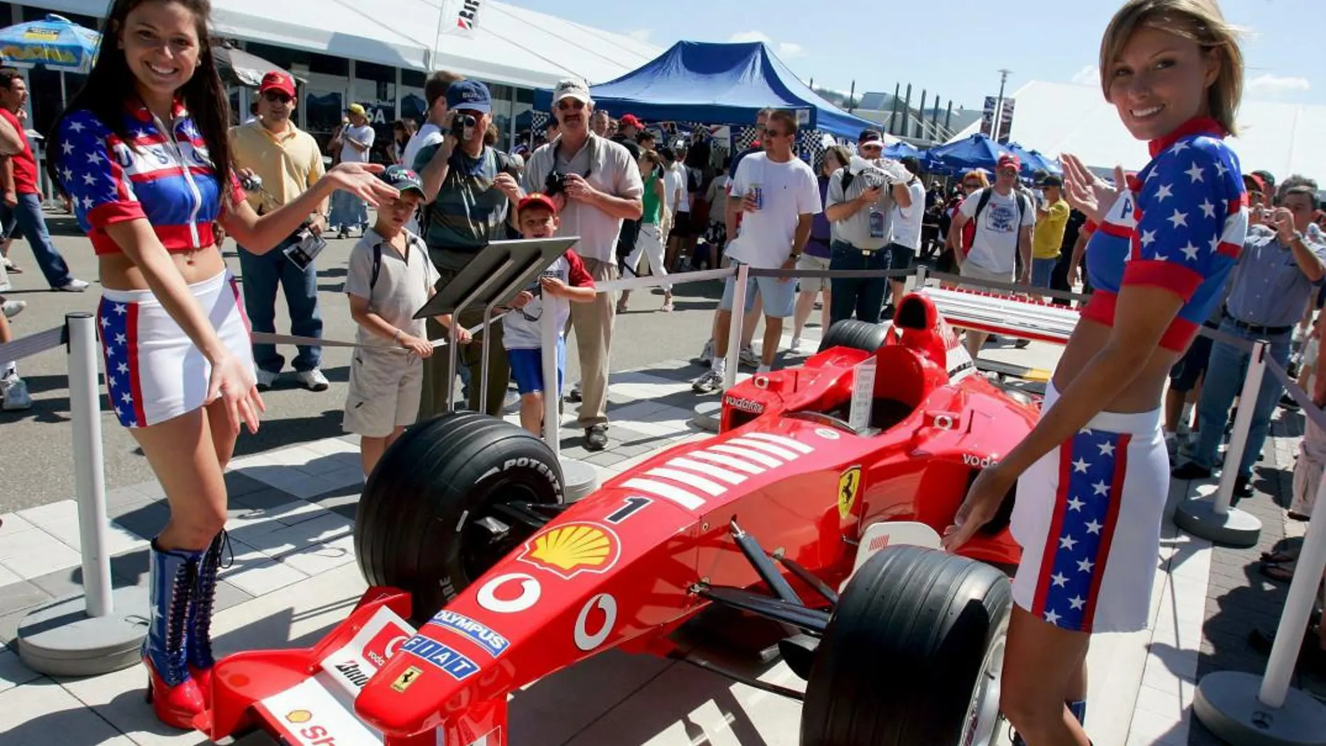 Unas azafatas posan junto a Ferrari en el circuito de Indianápolis/Efe