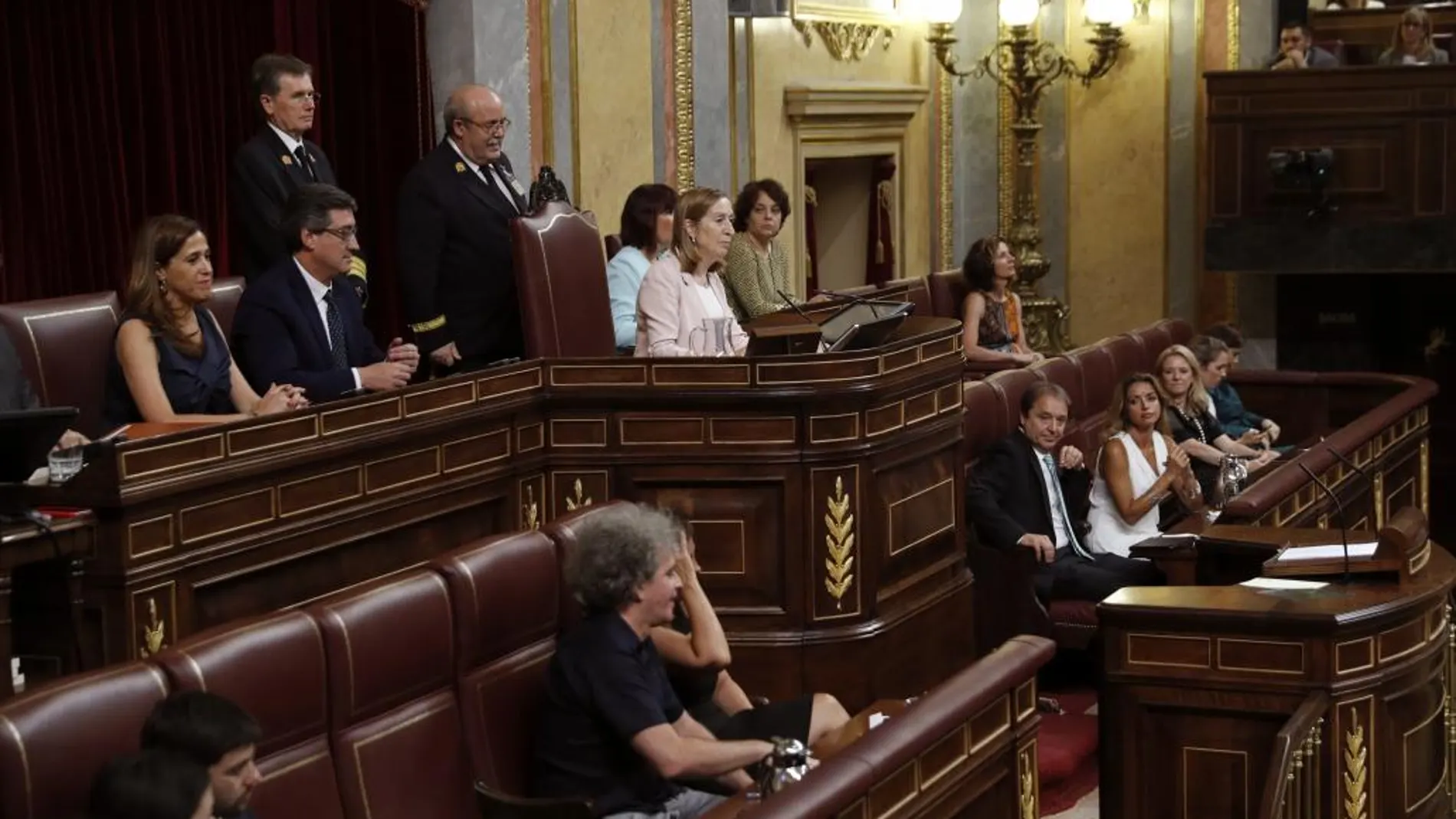 La nueva presidenta del Congreso de los Diputados, Ana Pastor (c), solicita el el juramento o promesa a la Constitución del resto de parlamentarios